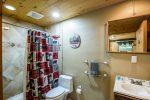 River Dream Lodge: Studio`s Full Bathroom